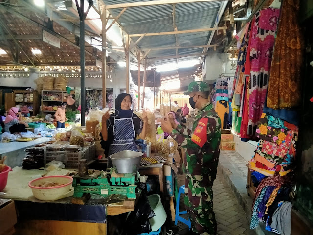 Babinsa Cawas Adakan Pengawasan Pengunjung dan Pedagang Pasar