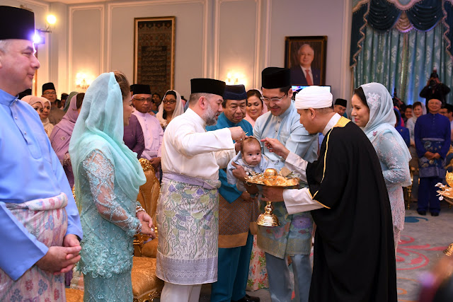 Seri Paduka Baginda Yang di-Pertuan Agong, Sultan Perak, dan Sultan Selangor berkenan mencemar duli hadir ke Majlis Cukur Jambul dan doa selamat cucunda Najib