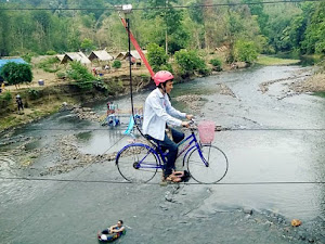 Sensasi Bersepeda di Atas Sungai Wisata Green Bamboo Lampung Utara