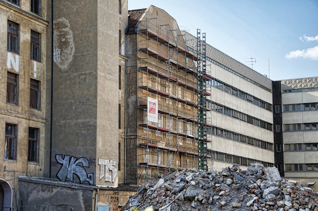 JR, Graffiti, Art, Kunst, Artist, Baustelle Ordnungsmassnahme, Teilrückbau eines Verwaltungsgebäudes ehemaliges "DDR-Bauministerium", Scharrenstraße / Breite Straße, 10178 Berlin, 01.10.2013