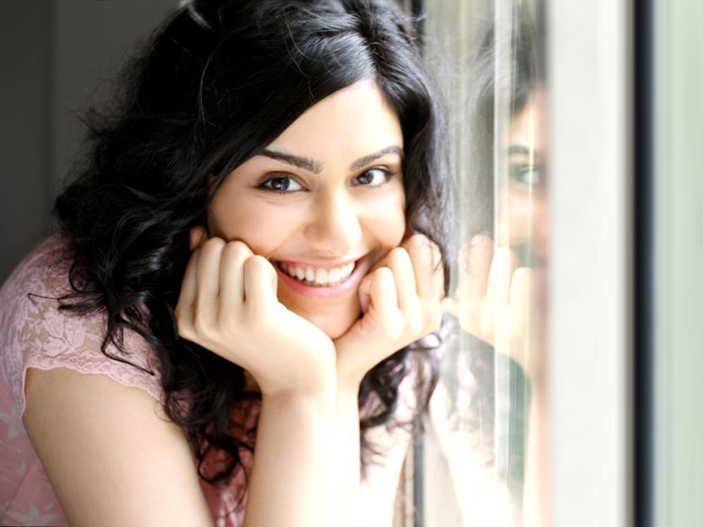 BeautyFull Girls | Adah Sharma Wallpapers and Pictures Free Download