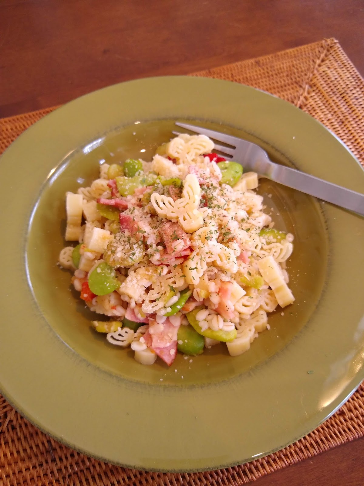 かわいいヘラジカ型のショートパスタ と ビビン麺