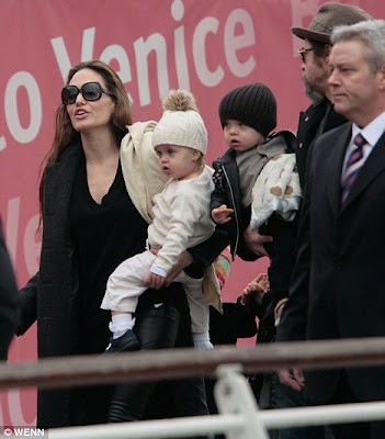 brad pitt and angelina jolie kiss. Family trip: Angelina Jolie