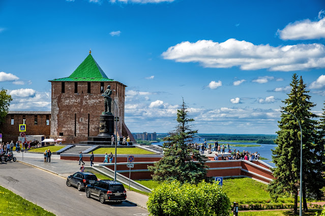 Георгиевская башня и памятник Чкалову