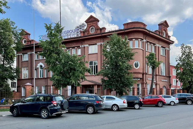 Мытищи, улица Колонцова, торгово-офисный центр «Особняк» (бывший заводской корпус 1908 года постройки)
