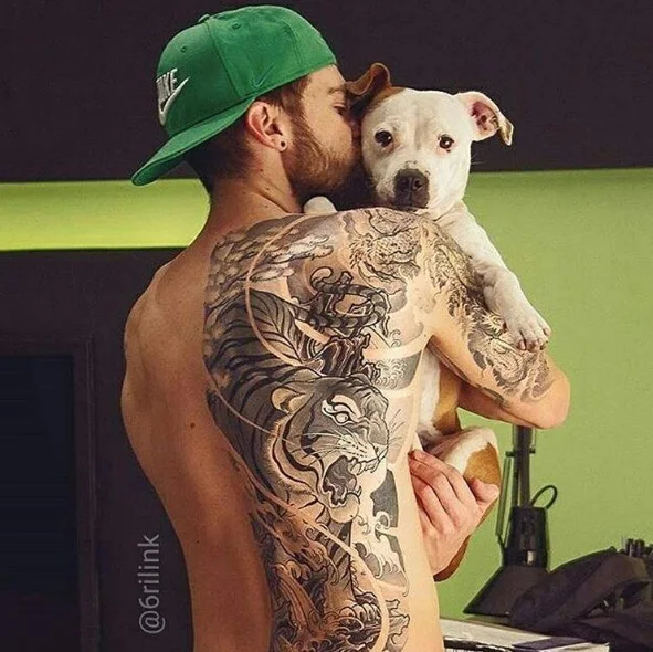 Chico con tatuaje de tigre en el costado de la espalda