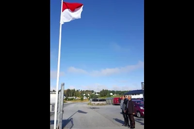 Kunjungi Norwegia, Wako Mahyeldi dan Pimpinan DPRD Hormat Bendera di Halaman Kantor Aqualine