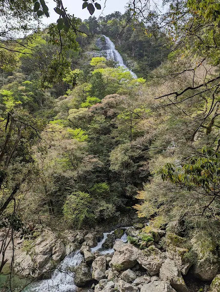 山頂から滝が！写真ではなかなか伝わらないですが大迫力でした。千尋滝
