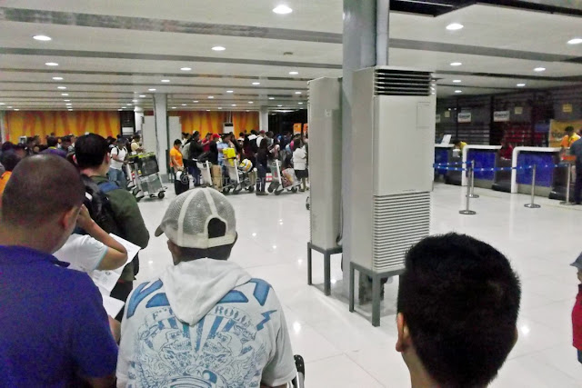 passengers lining up to the check-in counters at NAIA Terminal 4