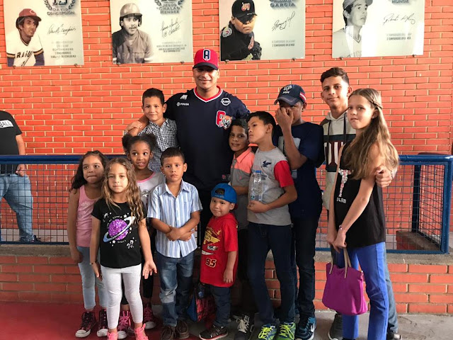 Tigreros Oficiales llevó la navidad a la Fundacion Kapüy con peloteros de los Tigres de Aragua.