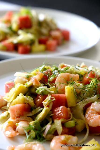 Sommersalat mit Wassermelone, Avocado und Garnelen