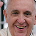 Papa Francisco beija pés apenas de mulheres pela primeira vez em rito anual de Páscoa