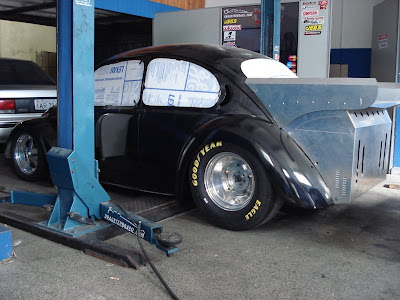 Volkswagen Fusca sendo preparado pra competir em rachas e arrancadas