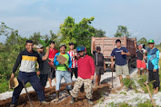 Pimpinan Cabang LDII Baamang Gotong Royong Menimbun Jalan 
