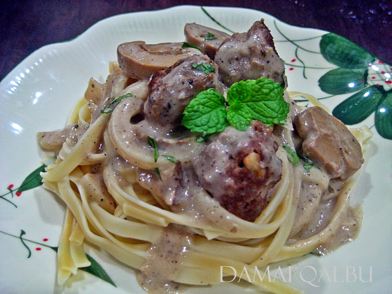 Damai Qalbu: FETTUCINE CARBONARA CENDAWAN & SWEDISH MEATBALLS