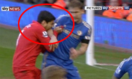 Foto Luis Suarez Menggigit Tangan Ivanovic