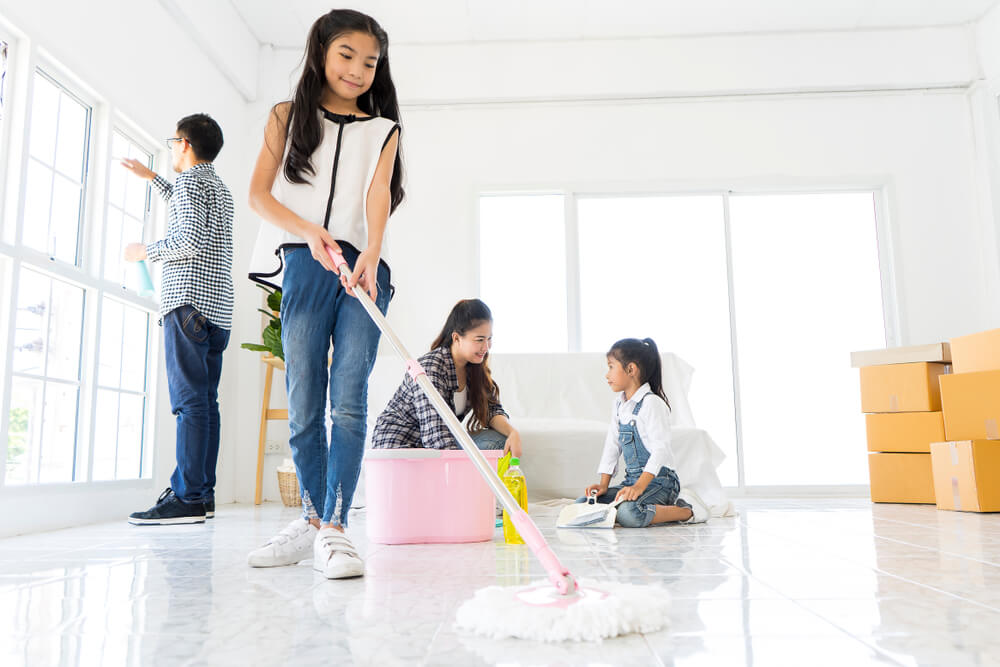 tips membersihkan rumah bersama anak