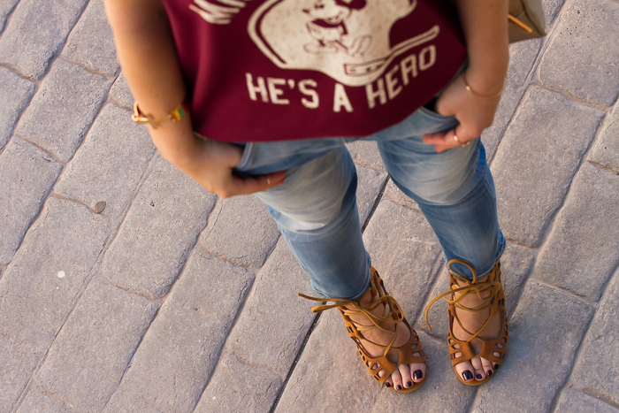 Vista de los jeans boyfriend de Meltin' Pot y las sandalias atadas con cordones y tacón 