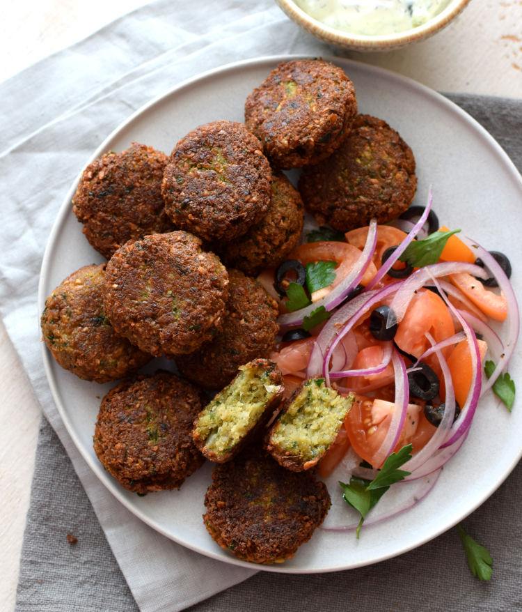 Falafel casero frito puede apreciarse la textura del interior de la croqueta