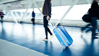 девушка в аэропорту с багажом