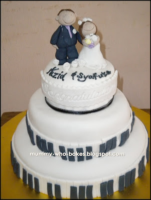  hence the musical theme Decorated with home made fondant wedding cake 