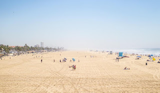 Une plage large sous un soleil bleu