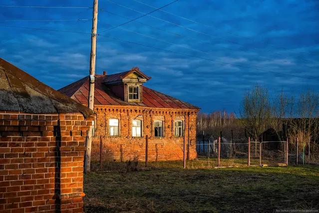 Старое кирпичное здание в деревне