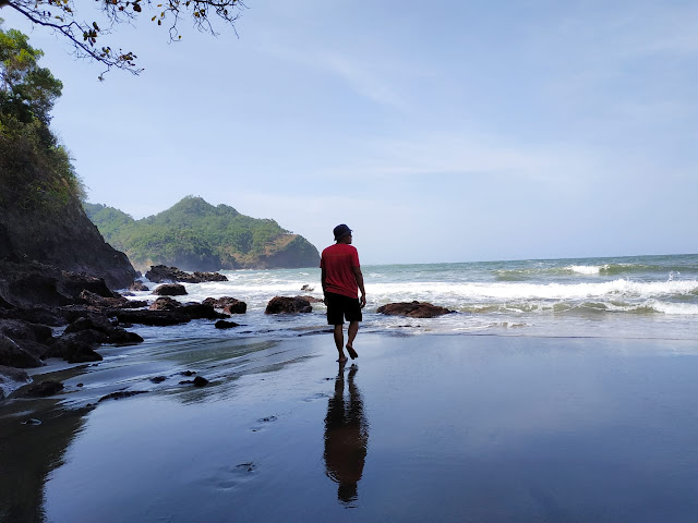 serunya meniikmati suasana pantai lampon kebumen