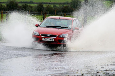 Tips Trik Berkendara Saat Jalanan Banjir [Wajib Anda Ketahui]