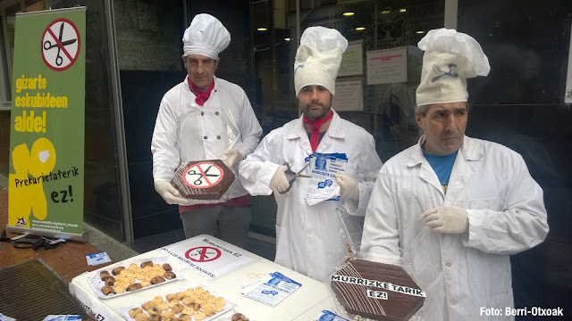 Activistas de Berri-Otxoak reparten la tarta de los recortes sociales