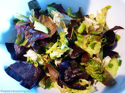 Salat mit Batavia, Gurke und Kopfsalat