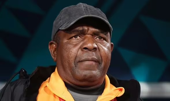 O técnico da Zâmbia, Bruce Mwape,acusado de pegar nos seios de uma jogadora 