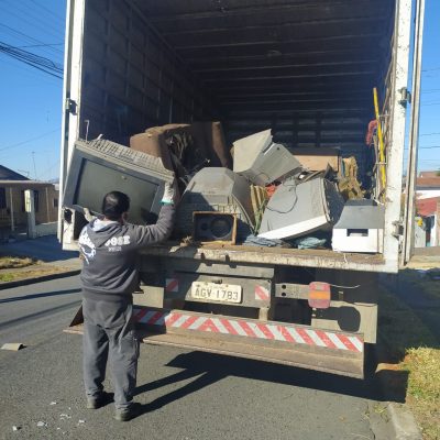 Em um único bairro Prefeitura de Colombo retira quase 300 toneladas de entulhos, galhos e madeiras e lixo eletrônico 