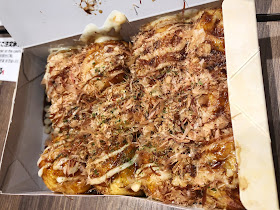 manger takoyaki à Osaka