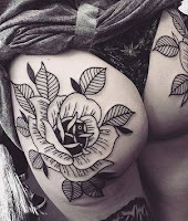 Tatuajes de flores en las pompis