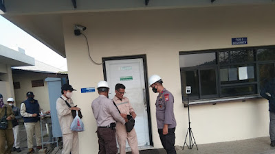 Personel Ditpamobvit Polda Banten Lakukan Pengamanan di PT Merak Energi Indonesia