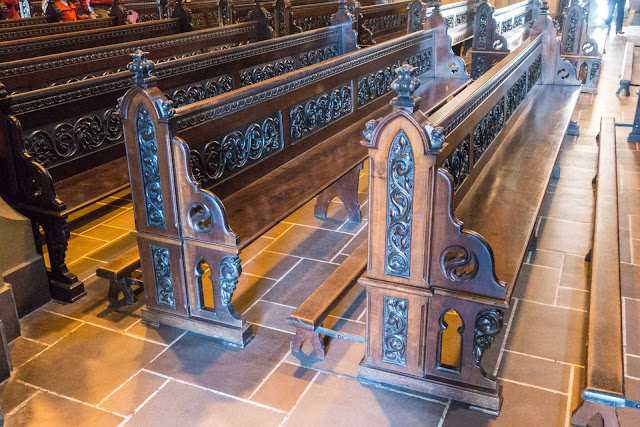 A Catedral de Curitiba - detalhes do interior - banco em madeira talhada