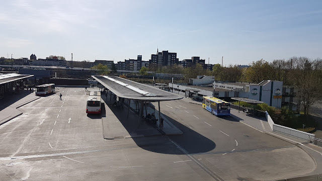Übersicht über den zentralen Omnibusbahnhof mit 3 wartenden Bussen