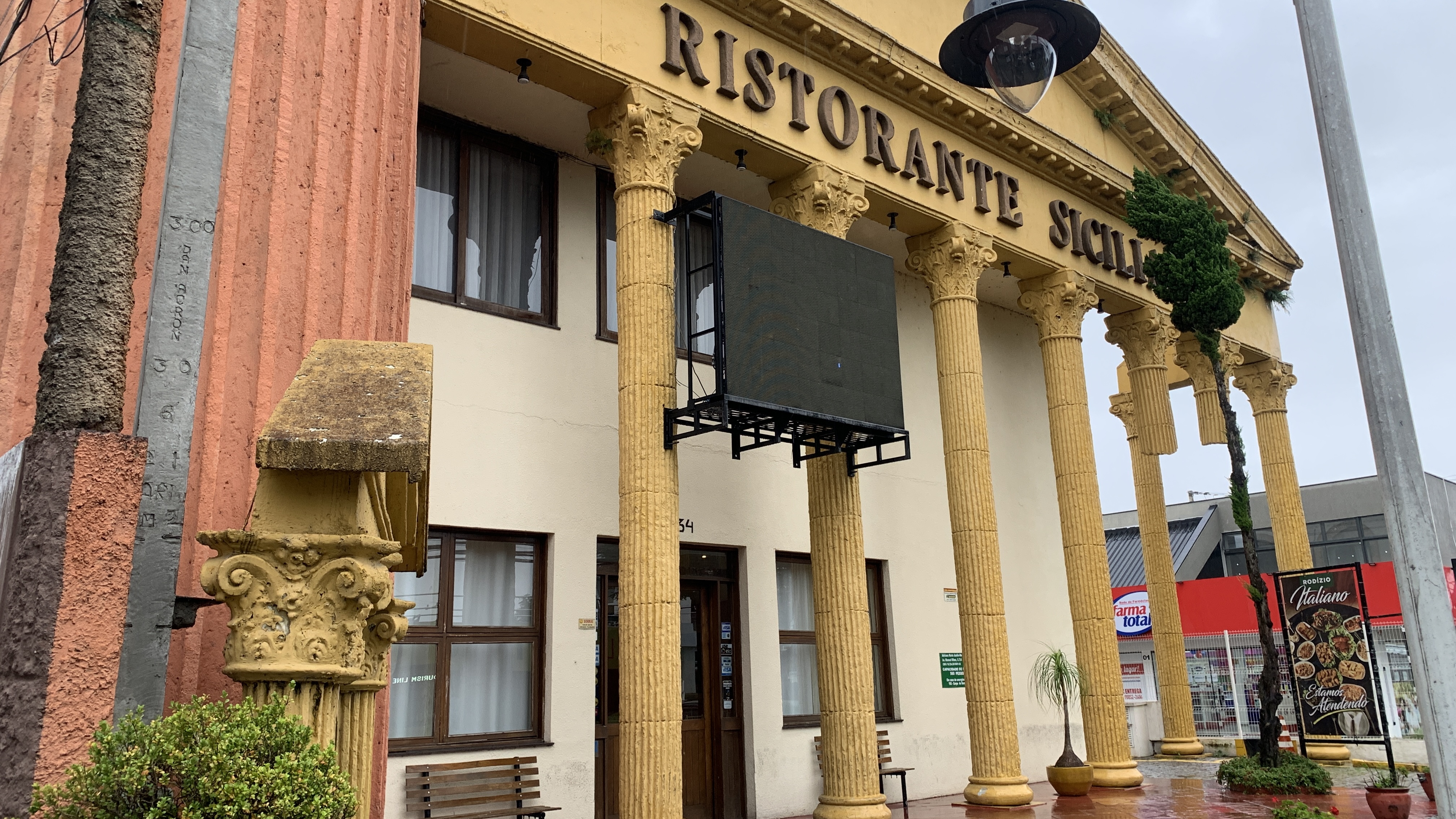 Ristorante Siciliano e sua faixada imponente em Santa Felicidade -  RevistaFácil