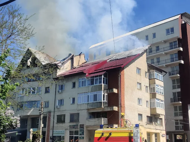 Incendiu la acoperișul unui bloc de locuințe din Rădăuți