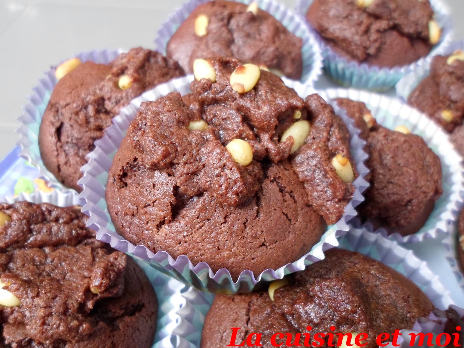 http://la-cuisine-et-moi.blogspot.fr/2014/09/muffins-de-chocolat-pignons-de-pin.html