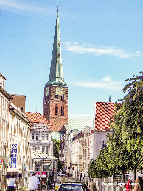 Torre da Igreja de São Tiago em Lübeck na Alemanha