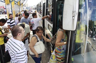23/08/2011 – Natal – Venda de Vale transporte nas paradas de ônibus com os ambulantes – Parada de ônibus na avenida presidente Bandeira no Alecrim - Foto: Alex Régis/H:/Selecionada