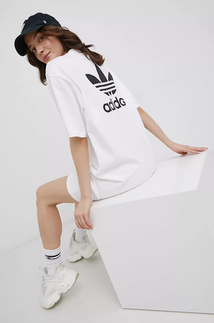 Rochie din colectia adidas Originals. Model lejer confectionat din tesatura subtire, elastica. - Better Cotton Initiative. Produsele marcate cu acest semn contin cel putin 50% bumbac de la un vanzator sau o marca apartinand initiativei Better Cotton si care investesc in dezvoltarea BCI. - Fason lejer. - Decolteu rotund. - Tricot neted. - Linia umerilor lasata. - Lungimea: 92 cm. - Latimea la subrat: 55 cm. - Dimensiunile date pentru marimea: 36. Compoziție: