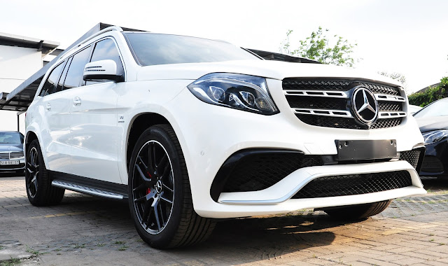 Mercedes AMG GLS 63 4MATIC có Lưới tản nhiệt 2 nan mạ màu đen bóng