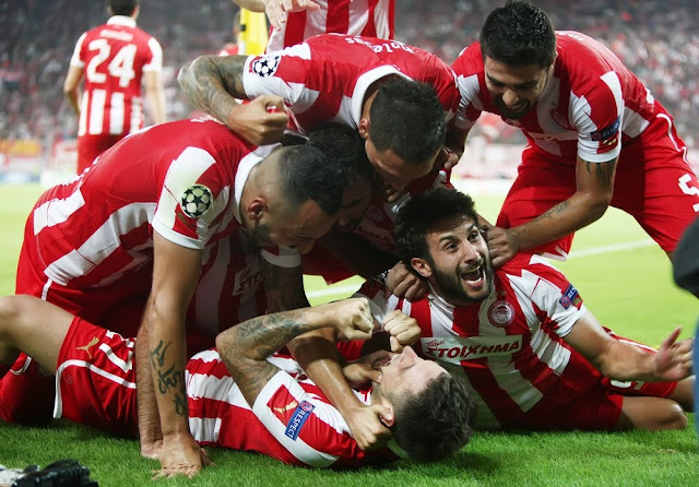 Leandro Greco celebrates his goal with Djamel Abdoun, Paulo Machado, José Holebas, Giannis Maniatis and Kostas Mitroglou.