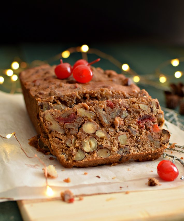 Torta de frutos secos, aromatizada con especias y licor, decorada con cerezas marrasquino