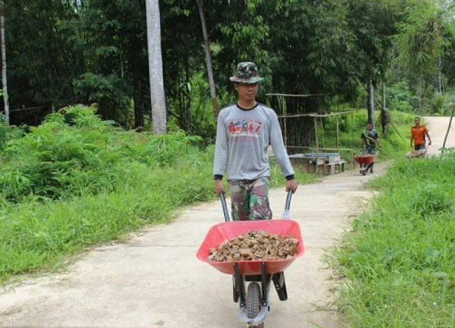 Mendorong gerobak berisi batu