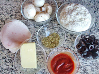 Pizza Capriciosa cu masline, ciuperci, sunca si cascaval ingrediente reteta