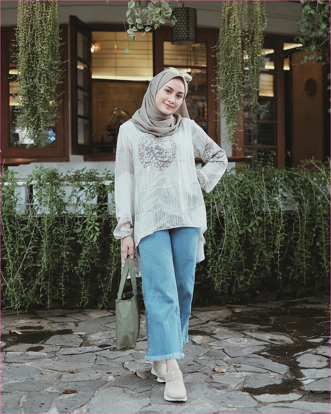  Buat sahabat yang masih resah dalam mencari outfit setelan model baju dan hijab dengan  40+ Setelan Model Hijab Casual Untuk Kuliah Ala Selebgram Terpopuler 2018